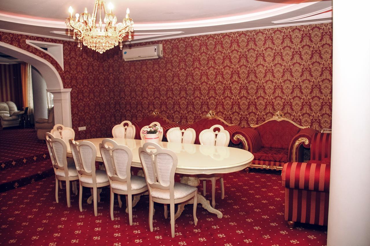 Hotel Gold Lion Chisinau Exterior photo